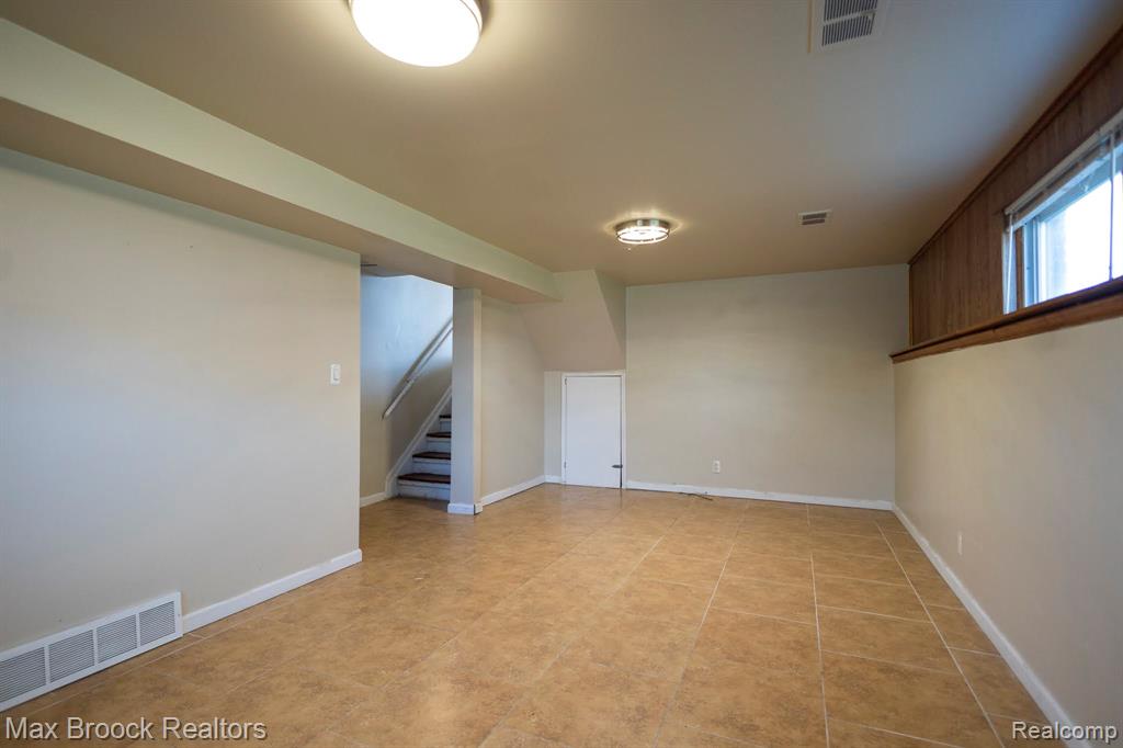 4829 WOLGAST Drive, Warren, MI 48092 — Photo 9