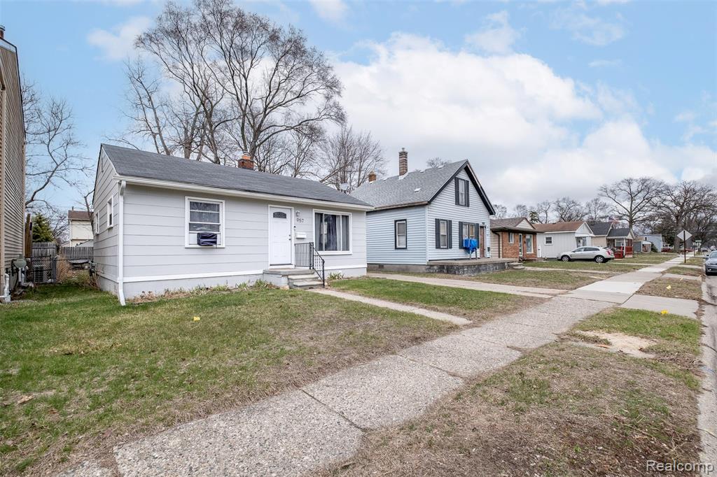 957 E Meyers Avenue, Hazel Park, MI 48030 — Photo 2