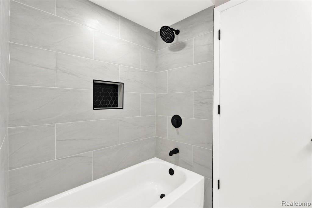 7820 Rampart Trail, Waterford, MI 48327 — Photo 30