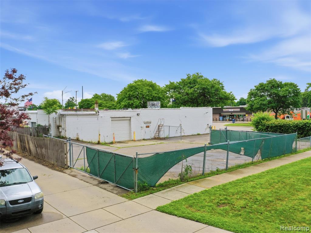 832 W 11 Mile Road, Madison Heights, MI 48071 — Photo 15