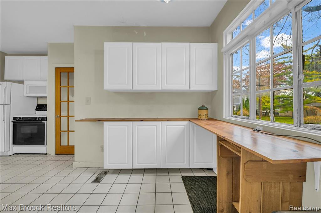 2085 Pontiac Drive, Sylvan Lake, MI 48320 — Photo 15