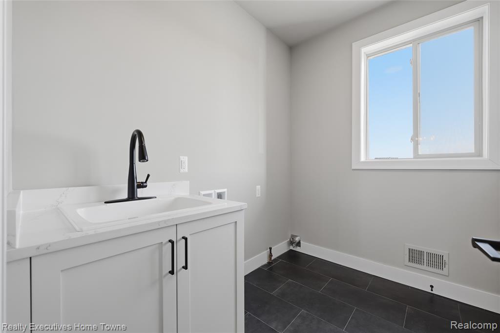 35701 Strongford Drive, New Baltimore, MI, 48047