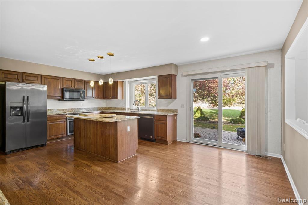 433 TORRINGTON Drive W, Canton, MI 48188 — Photo 12
