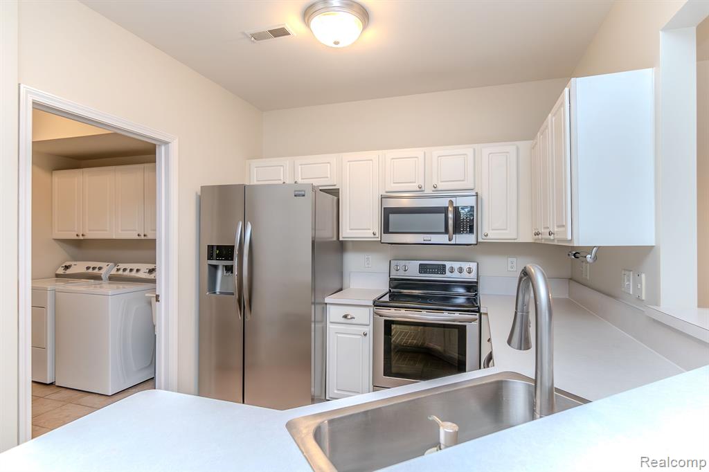 8106 CHESAPEAKE Circle, Walled Lake, MI 48390 — Photo 15