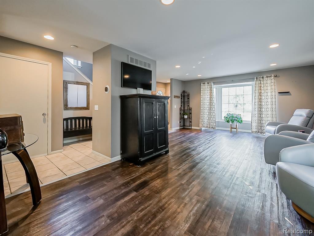 5570 Wildrose Avenue, West Bloomfield, MI — Photo 8