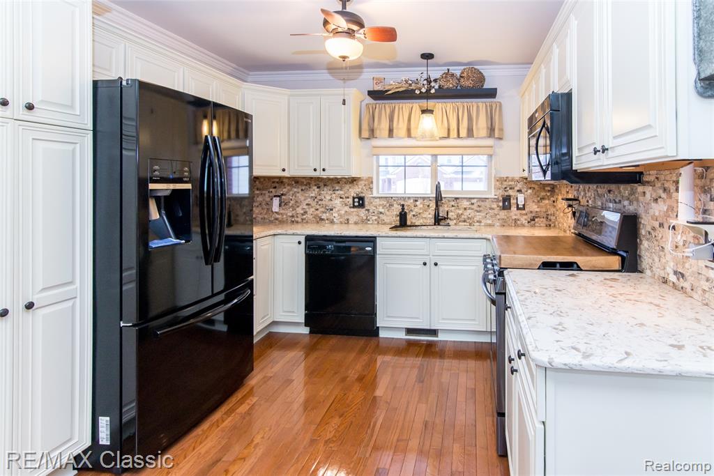 4655 Summer Ridge Drive, 17, Howell, MI 48843 — Photo 2