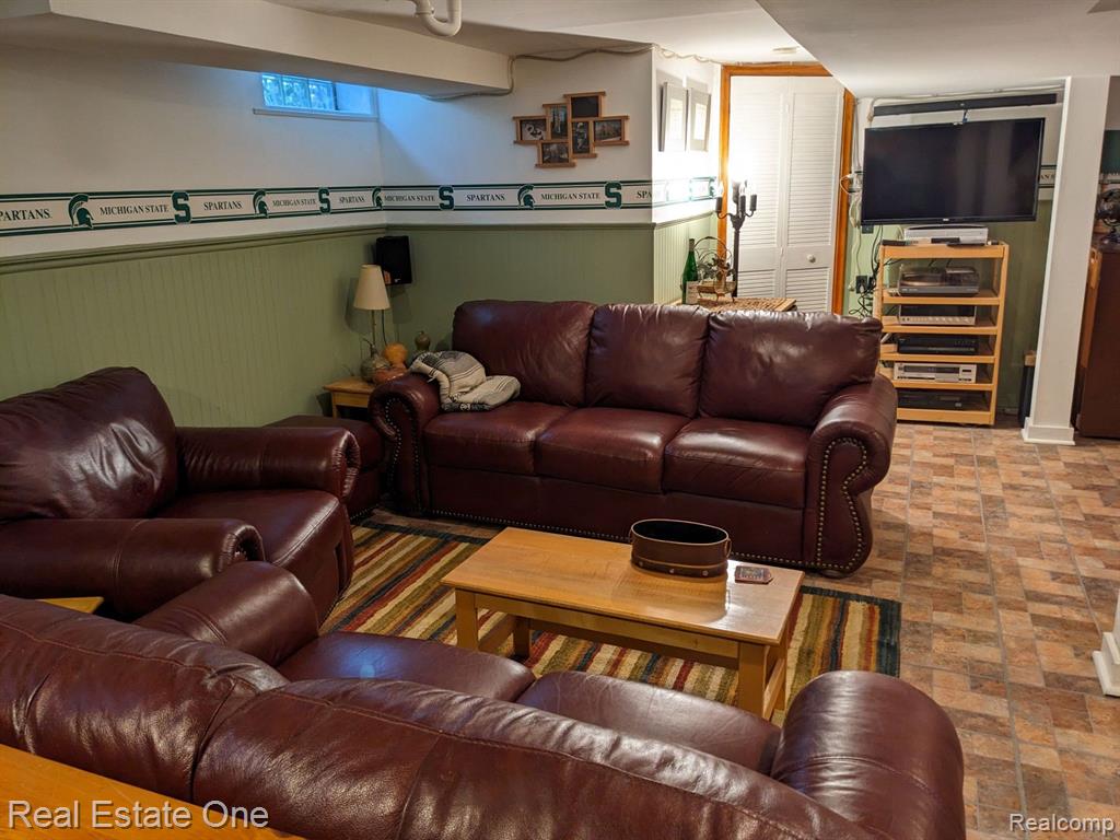 921 MAYBURN Street, Dearborn, MI 48128 — Photo 27