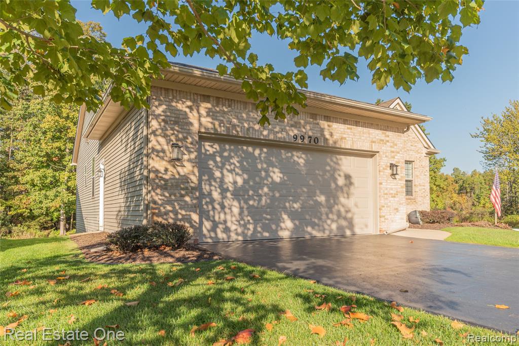 9970 Whispering Woods Drive, Pinckney, MI 48169 — Photo 2
