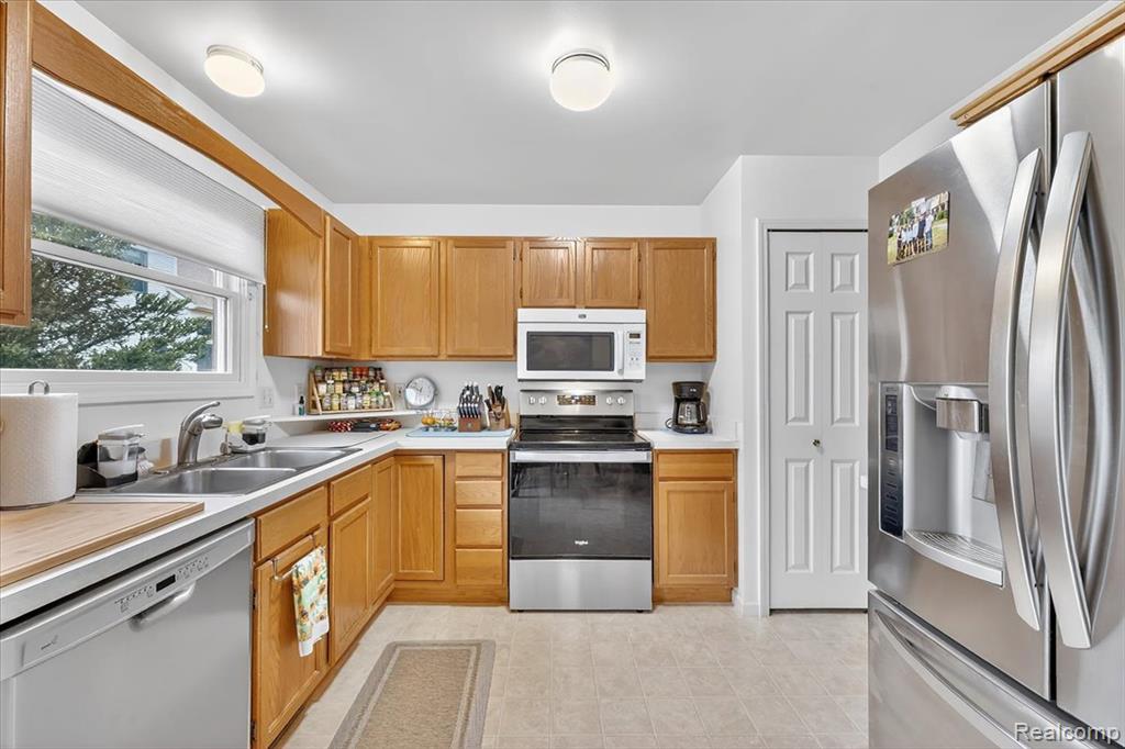 634 Eastway Circle, Lapeer, MI 48446 — Photo 11