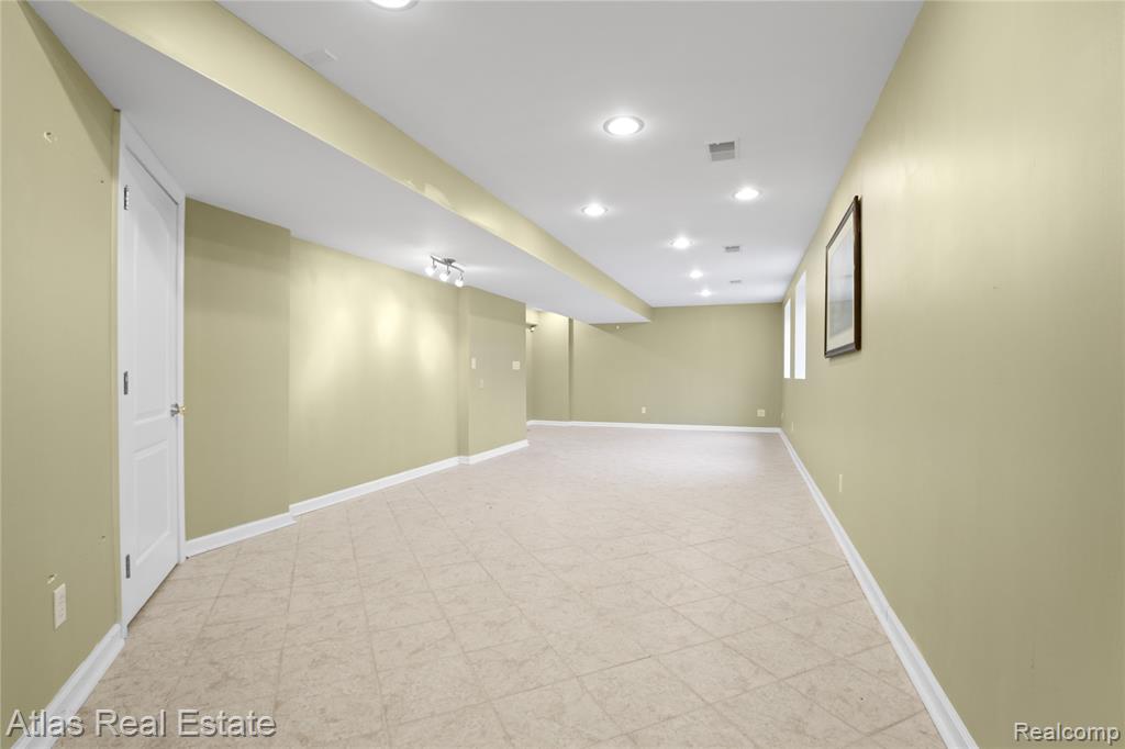 4028 Grand Oaks Court, Burton, MI 48519 — Photo 43
