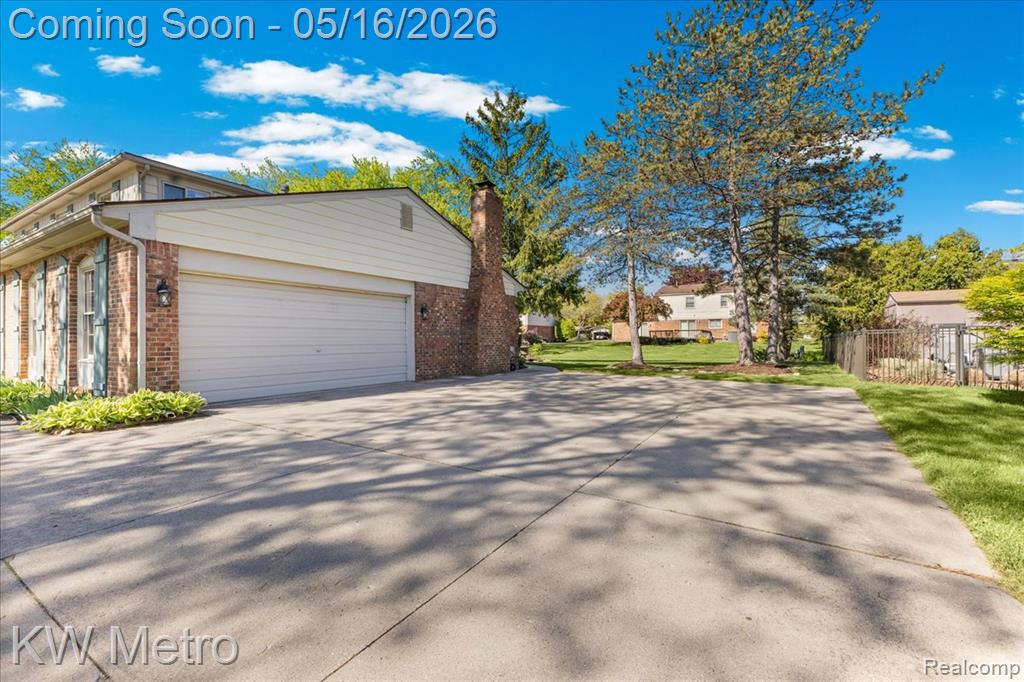 5757 Folkstone Drive, Troy, MI 48085 — Photo 2
