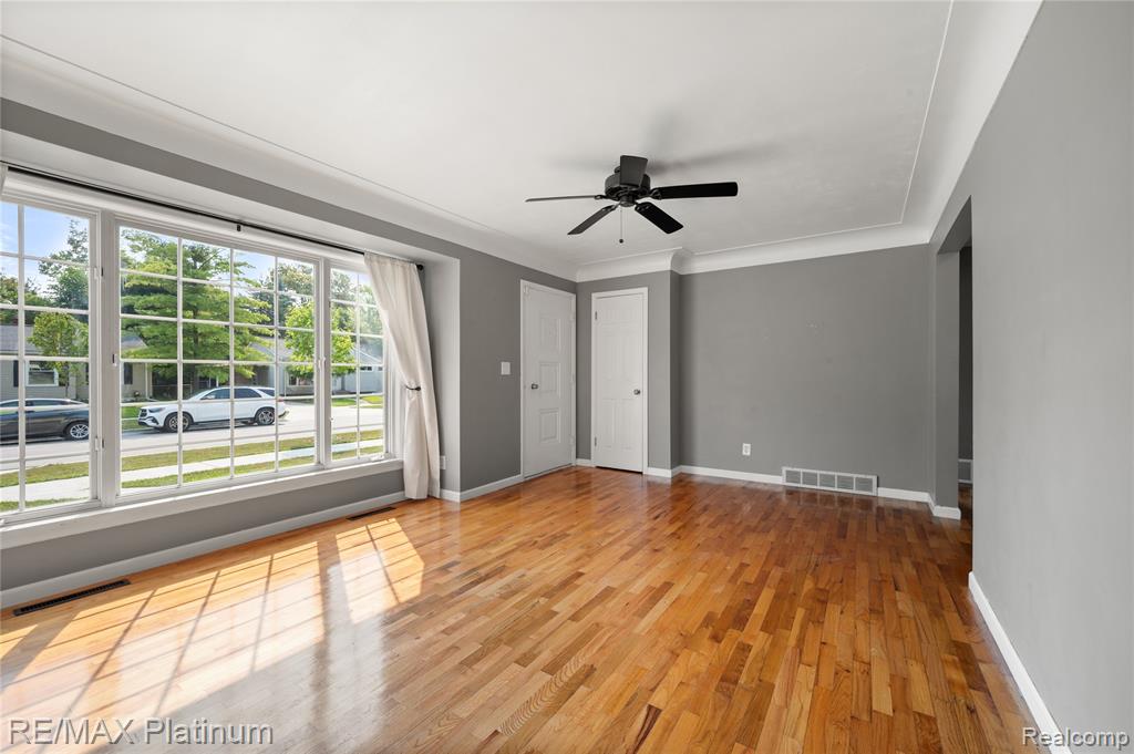 709 Elmwood Drive, Fenton, MI 48430 — Photo 9