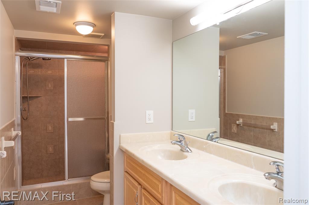 17865 University Park Drive, Livonia, MI 48152 — Photo 46