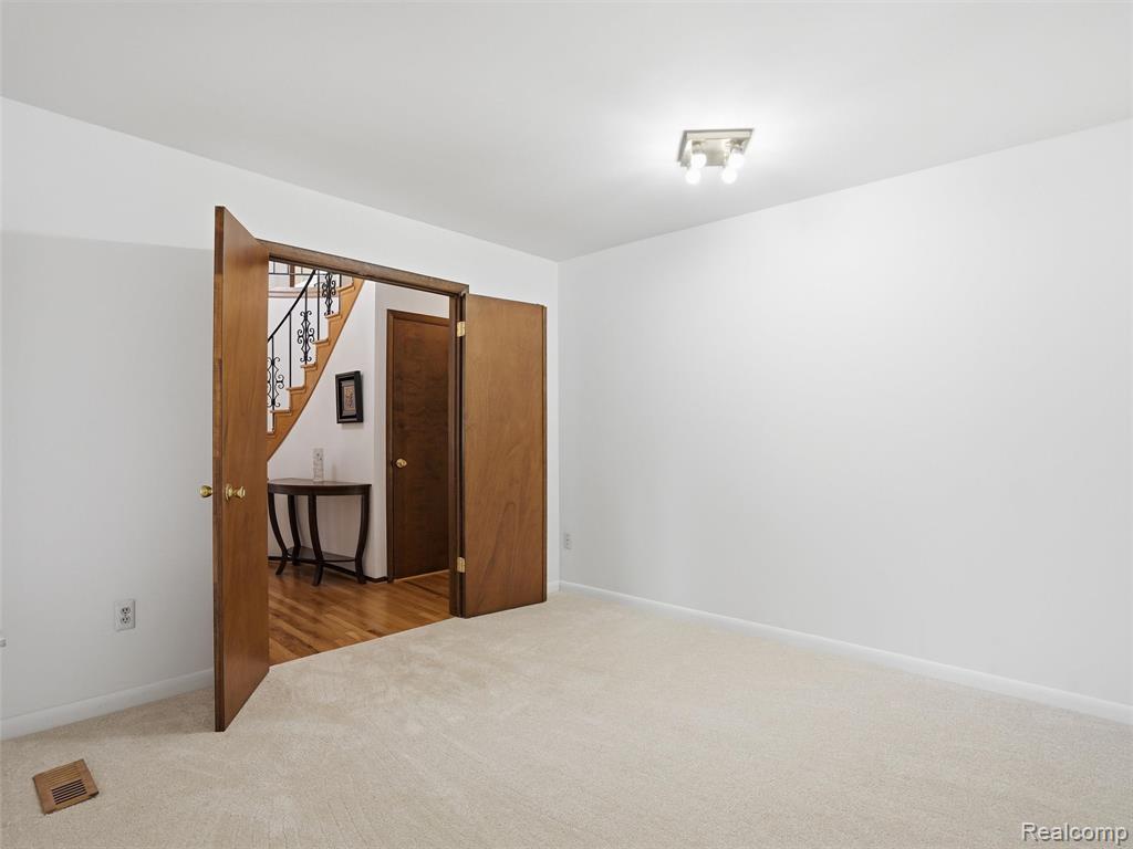 5800 Naneva Court, West Bloomfield, MI — Photo 23