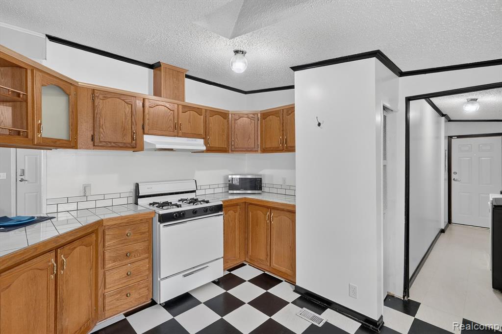 11595 Clearwater Drive, Fenton, MI 48430 — Photo 16