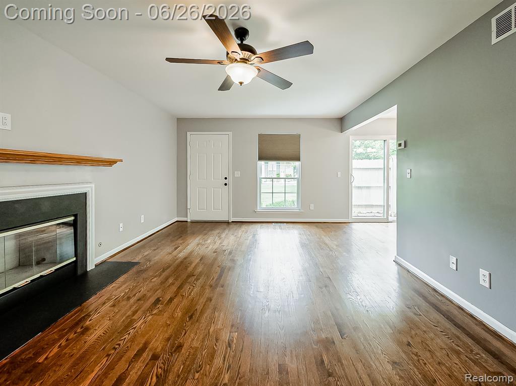 160 Pine Tree Ridge Drive, 3, Waterford, MI 48327 — Photo 2