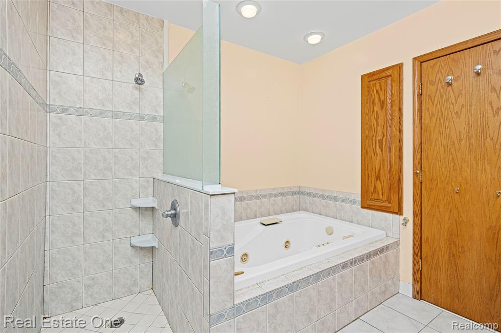 28615 Bloomfield Drive, Lathrup Village, MI 48076 — Photo 35