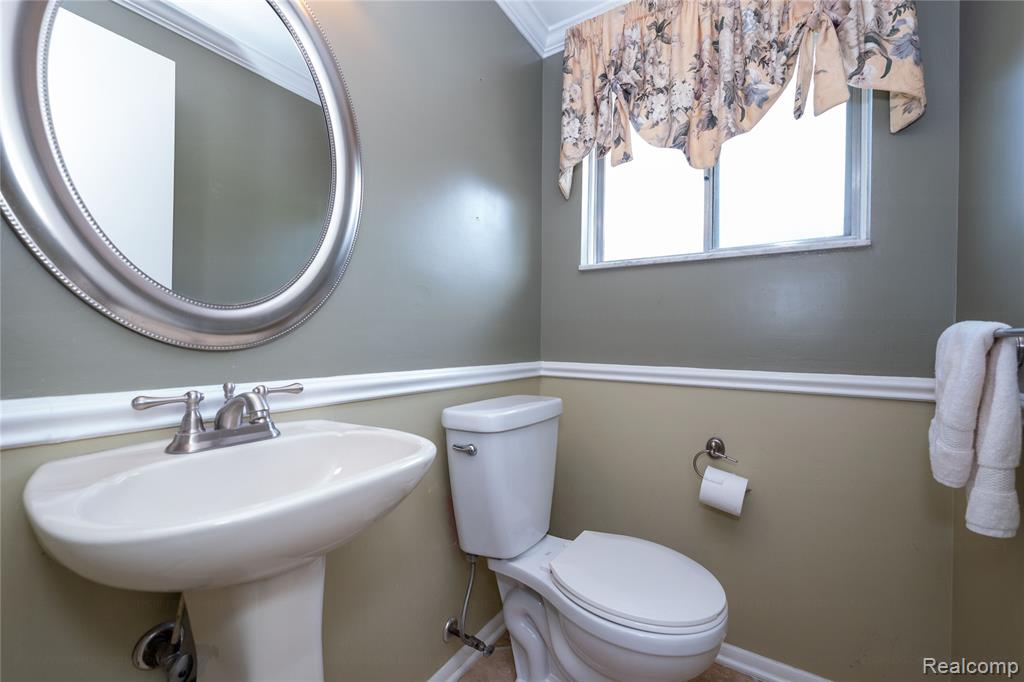 956 Blairmoor Court, Grosse Pointe Woods, MI 48236 — Photo 12