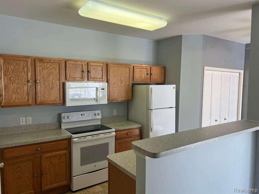 26652 KIRKWAY Drive, Woodhaven, MI 48183 — Photo 15