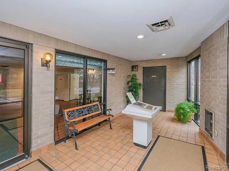 4040 Greenleaf Circle, 110, Kalamazoo, MI 49008 — Photo 12