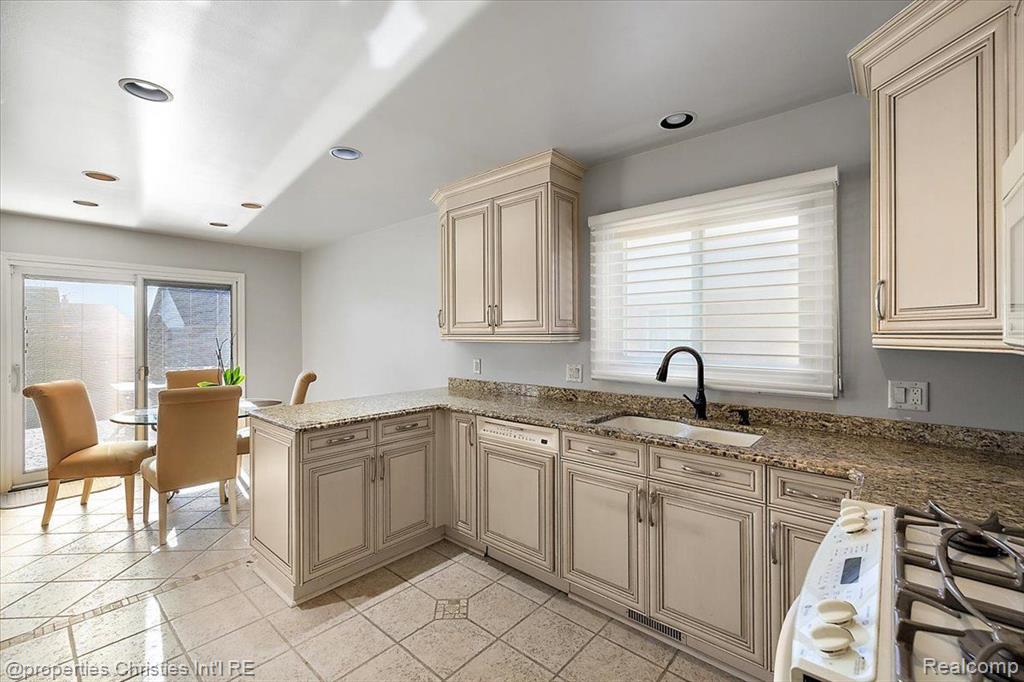 7716 MAPLE Drive, Westland, MI — Photo 11