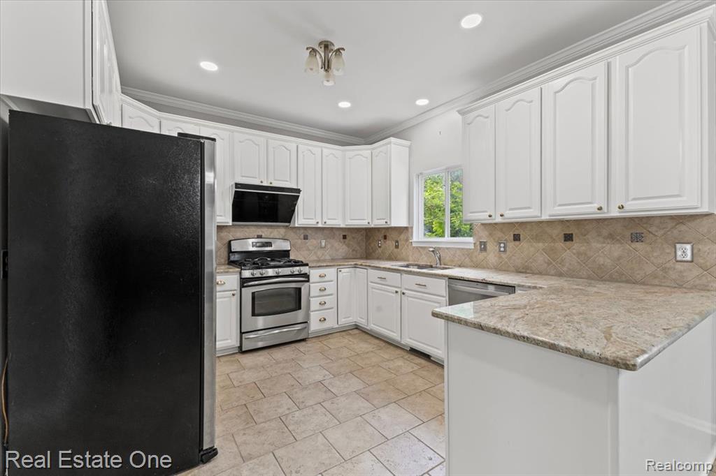 415 Evaline Drive, Troy, MI 48085 — Photo 12