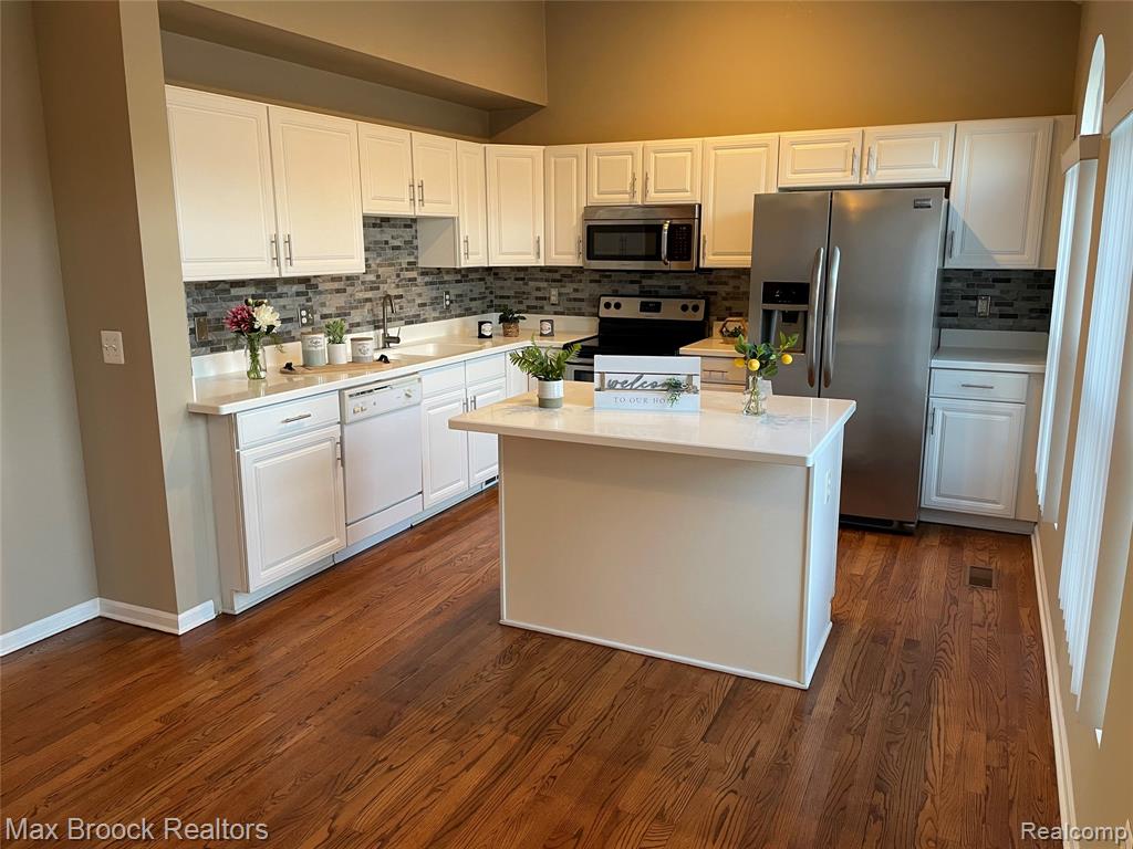924 SANDALWOOD Drive, Troy, MI 48085 — Photo 4