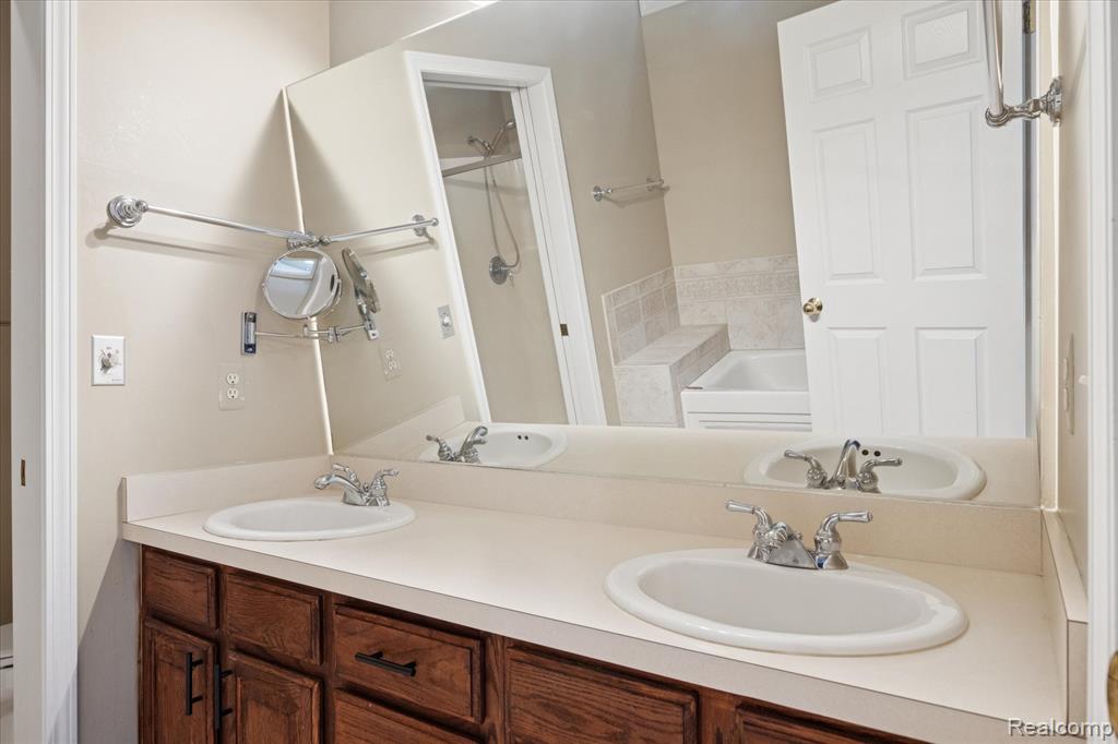 5585 Woodruff Shore Drive, Brighton, MI, 48116