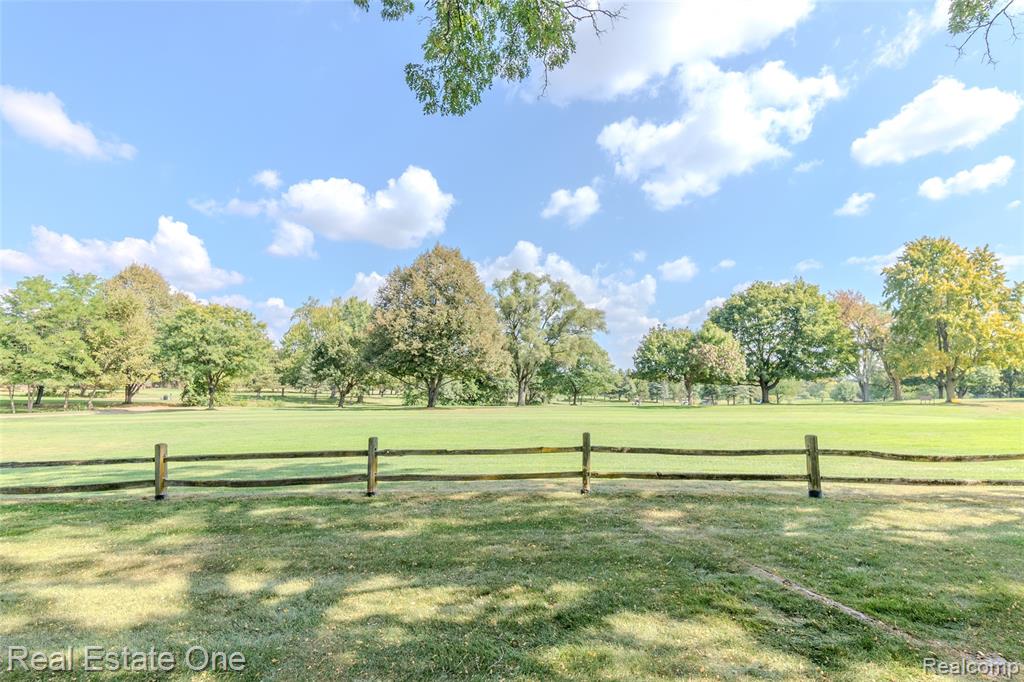 4575 Fairway Court, Waterford, MI 48328 — Photo 8
