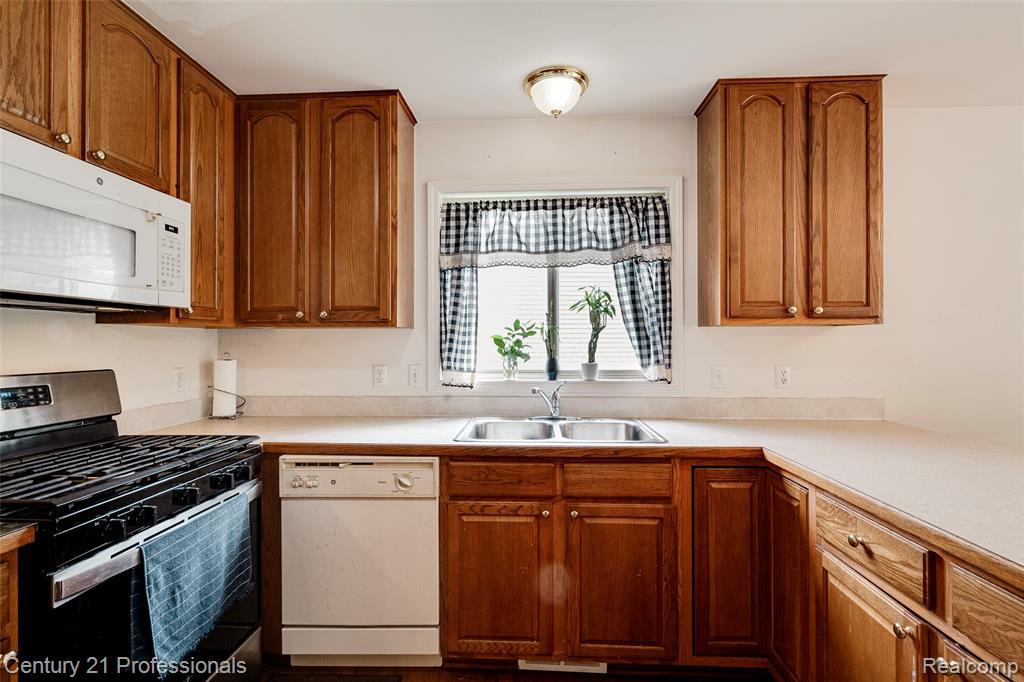 5958 Lochmore Drive, Commerce Twp, MI 48382 — Photo 30