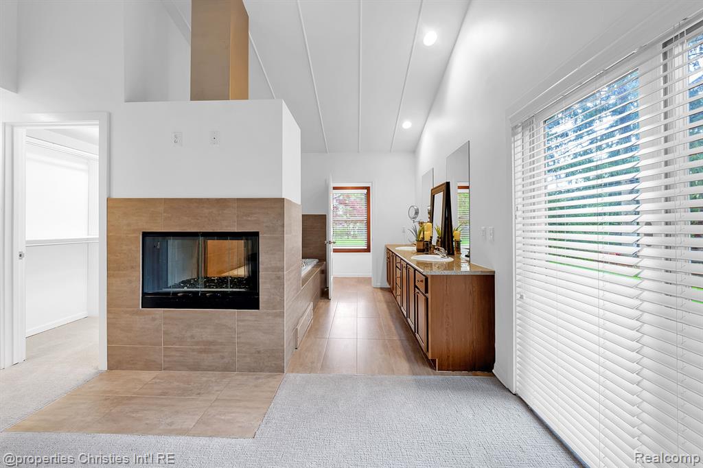 561 Yorkton Lane, Bloomfield Hills, MI 48304 — Photo 34