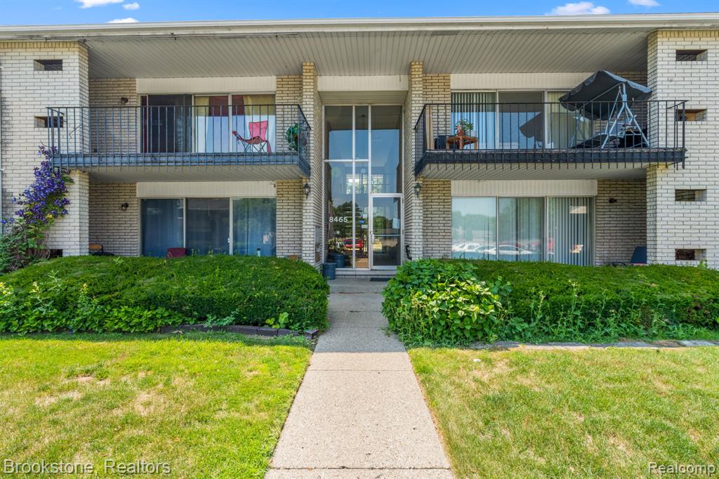 8465 KENNEDY Circle, Warren, MI 48093 — front exterior