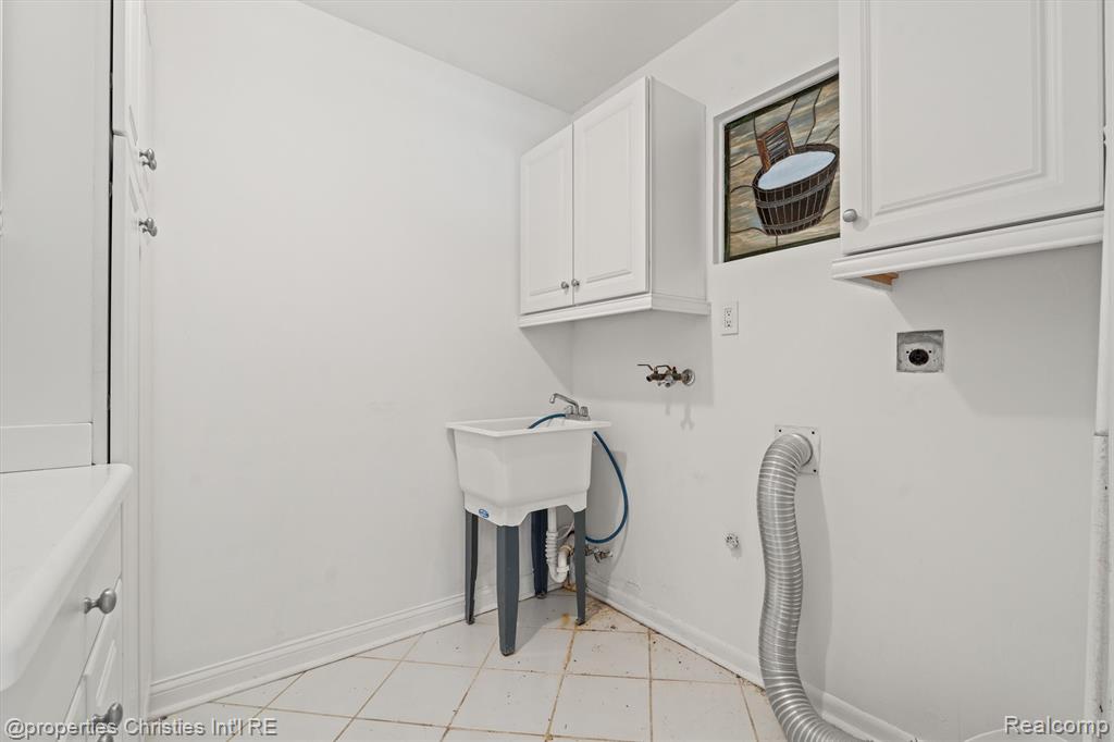952 N Reading Road, Bloomfield Hills, MI 48304 — Photo 15