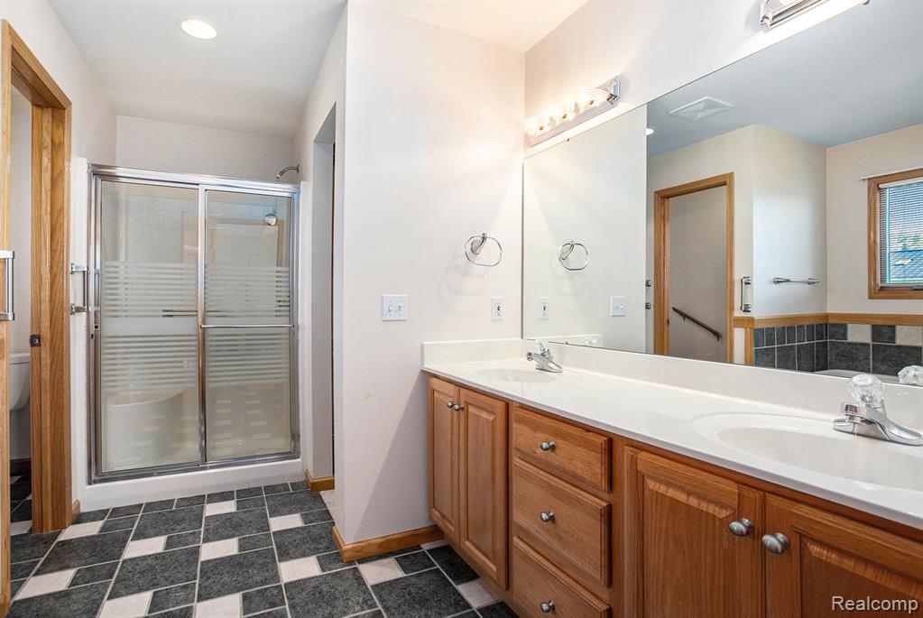 887 E Gordonville Road, Midland, MI 48640 — Photo 16