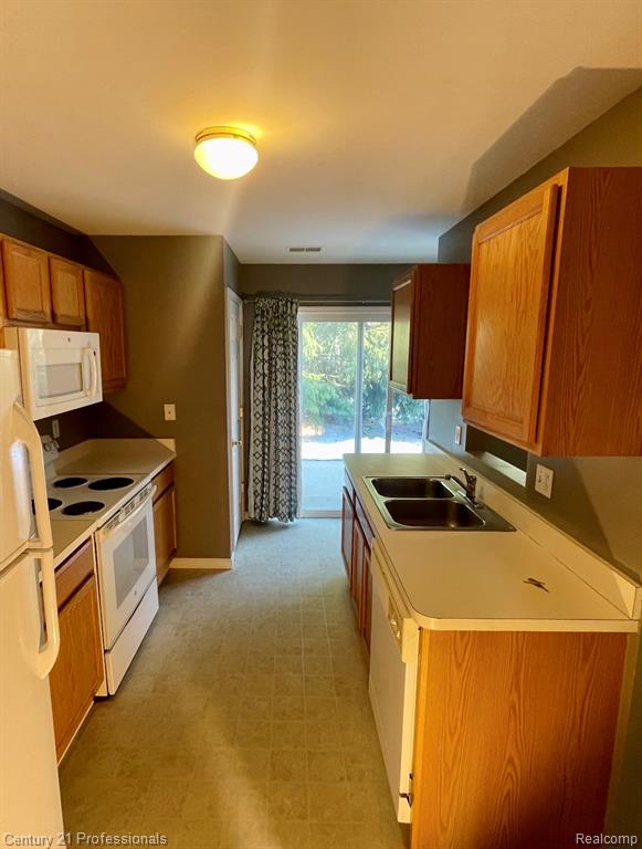 5046 Clintonville Pines Drive, 13, Clarkston, MI — Photo 5