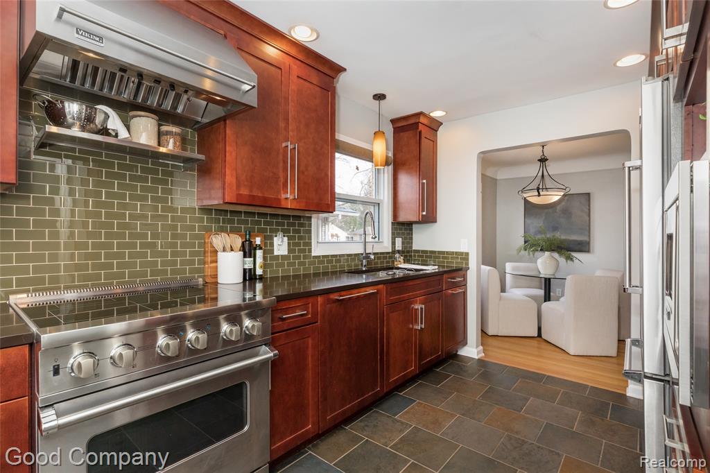 702 Orchard View Drive, Royal Oak, MI 48073 — Photo 8