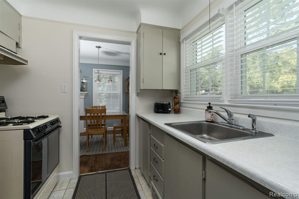 27714 California Drive NE, Lathrup Village, MI 48076 — Photo 10