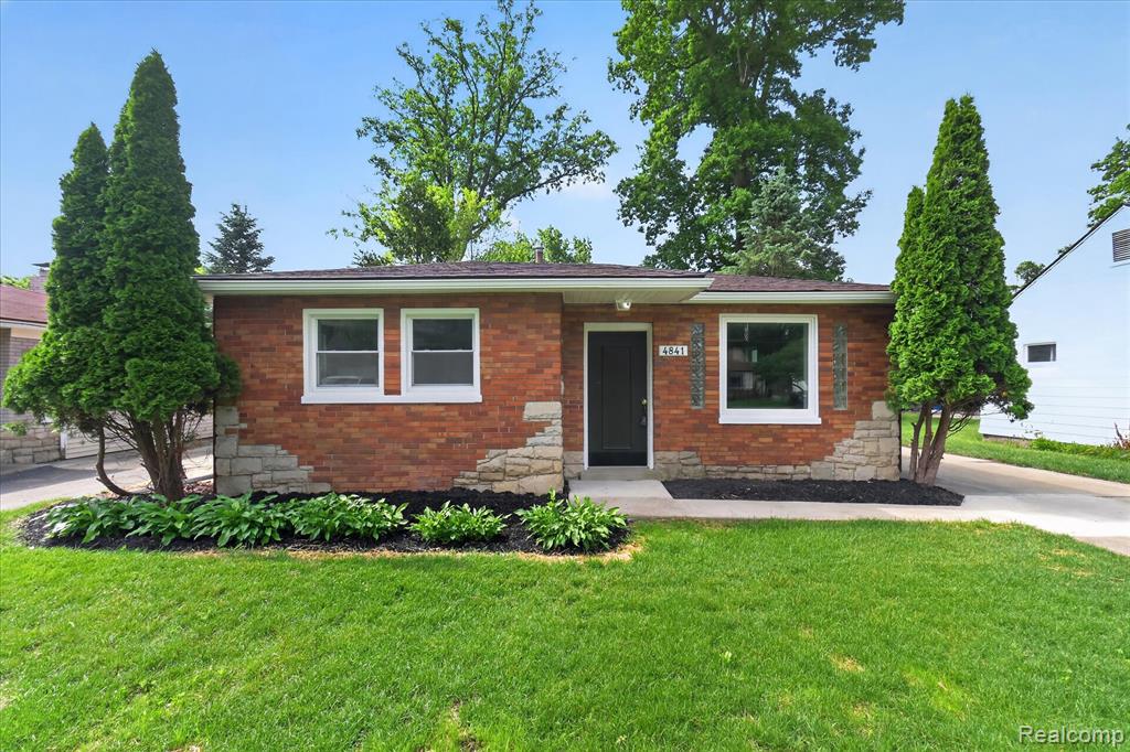 4841 Fenmore Avenue, Waterford, MI 48328 — Photo 2
