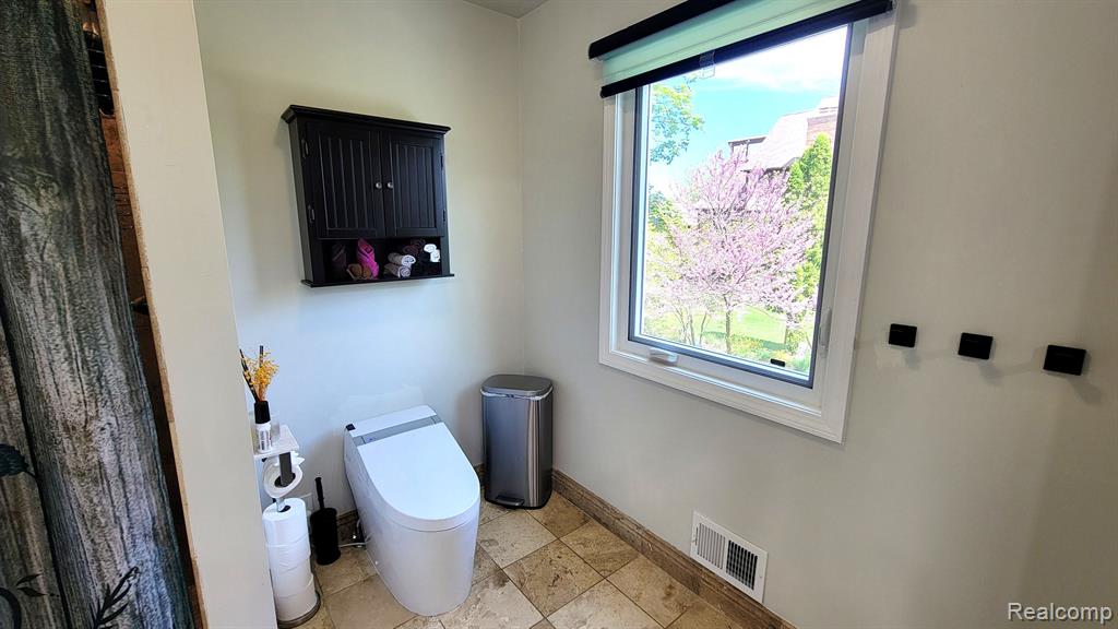 6192 N SHORE Drive, West Bloomfield, MI 48324 — Photo 29
