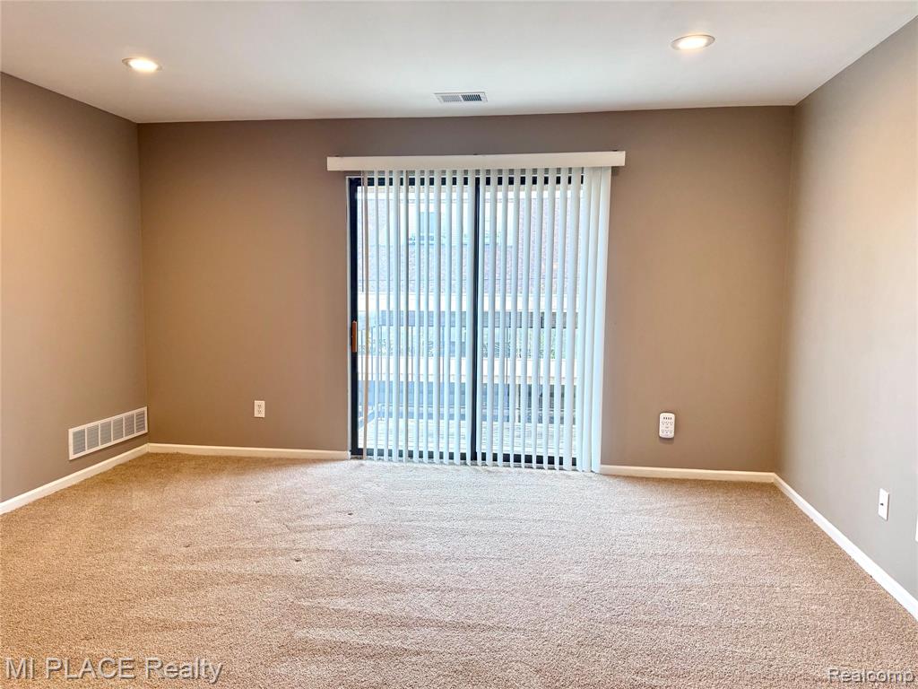 16150 Clarkson Drive, 13, Fraser, MI 48026 — Photo 8
