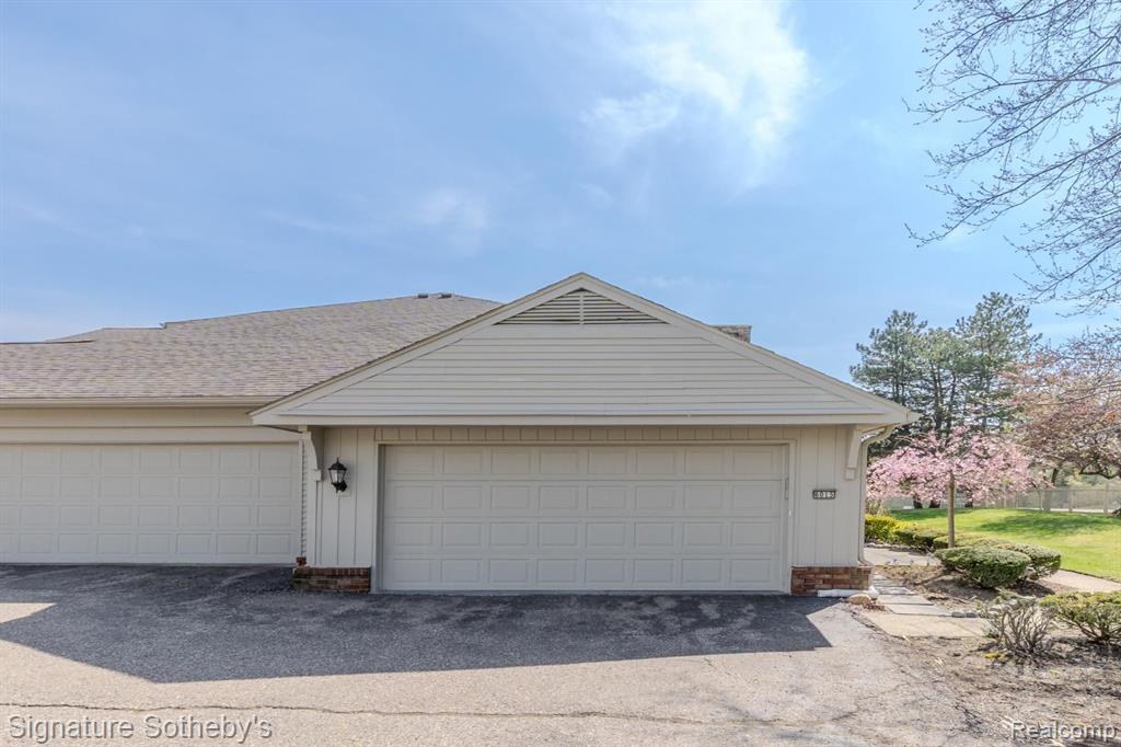 6015 PEBBLE LANE, West Bloomfield, MI — Photo 56