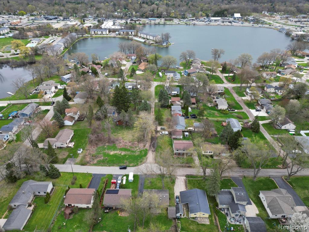 806 HARRY PAUL Drive, Lake Orion, MI 48362 — Photo 33