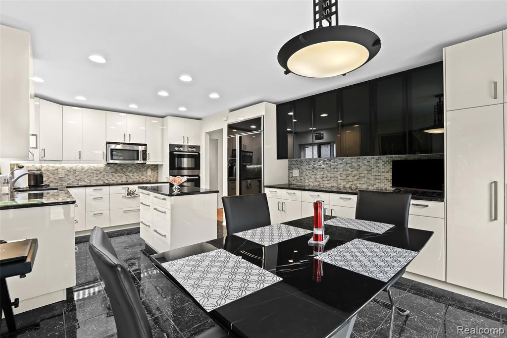 6034 Beachwood Drive, West Bloomfield, MI 48324 — Photo 13