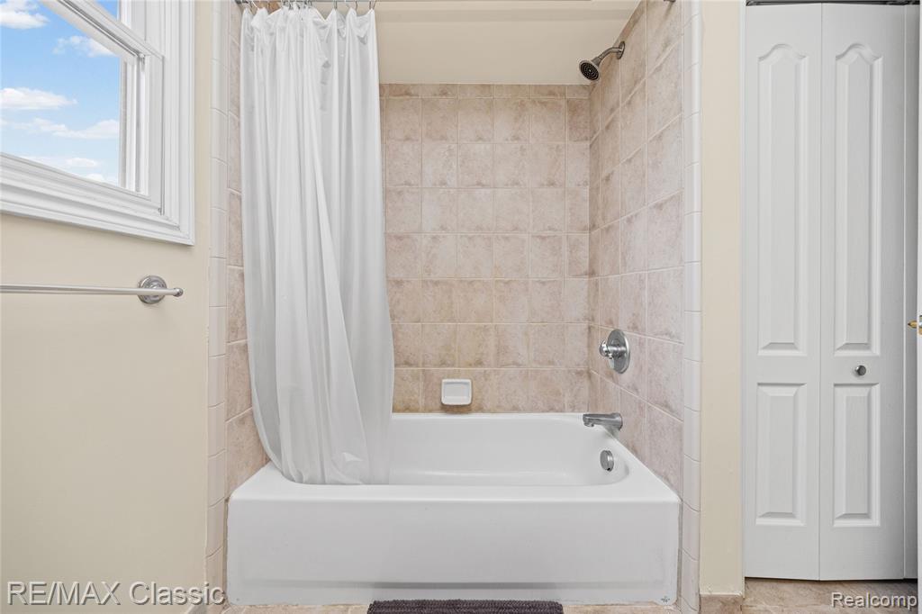 4930 Menominee Lane, Clarkston, MI 48348 — Photo 53