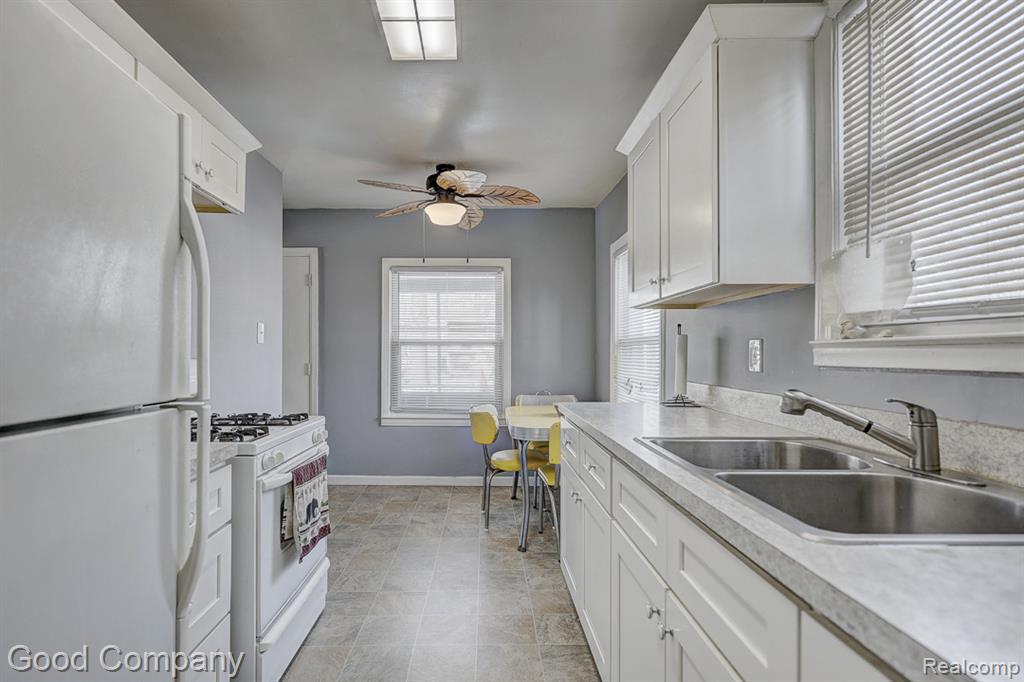 518 E Maxlow Avenue, Hazel Park, MI 48030 — Photo 8