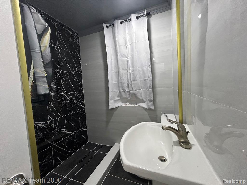 9961 N Rutland, Detroit, MI 48227 — Photo 12