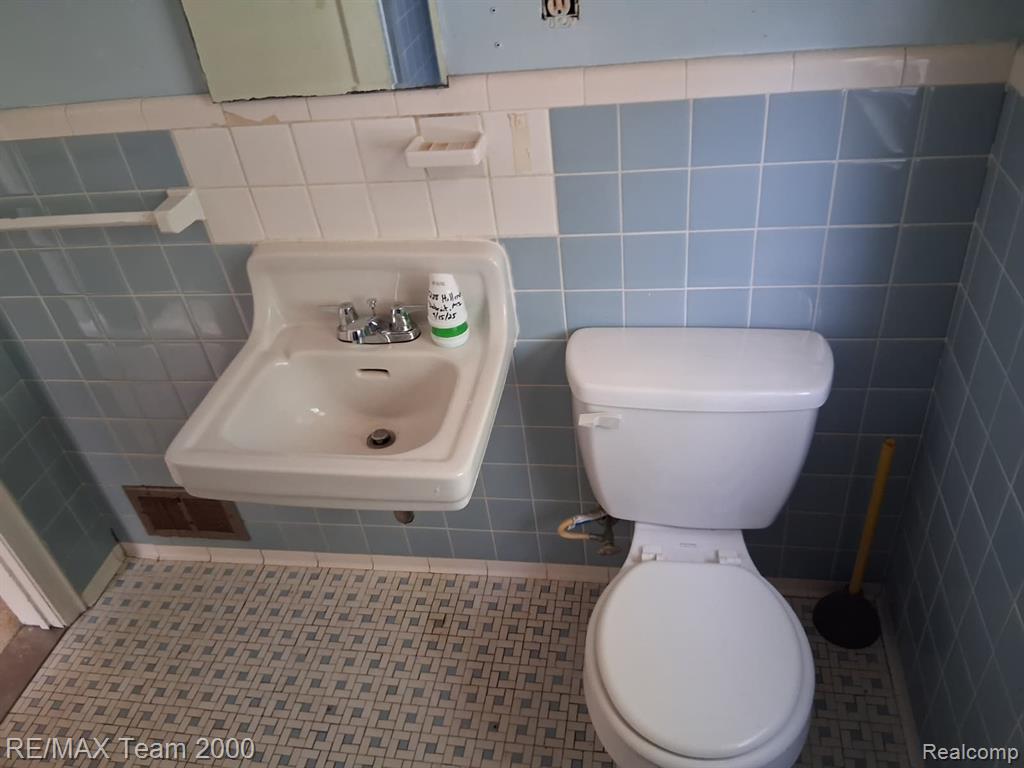 5228 Hillcrest Street, Detroit, MI 48236 — Photo 25