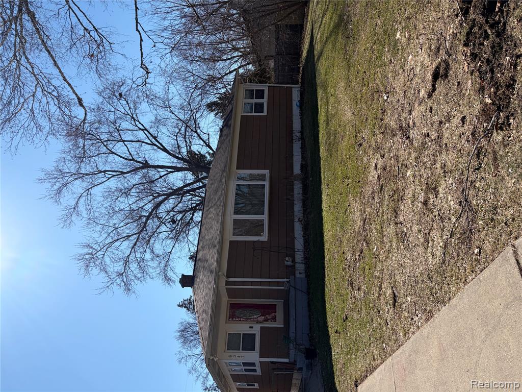 6347 Rowley Boulevard, Waterford, MI 48329 — front exterior
