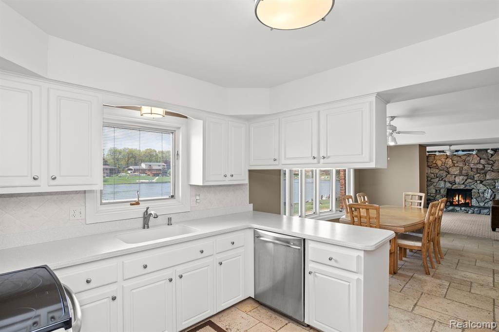 54443 POCAHONTAS Drive, Shelby Twp, MI 48315 — Photo 13
