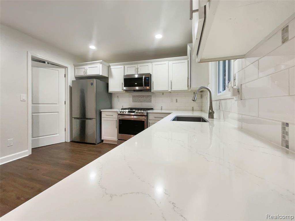 26018 Whipple Street, Novi, MI — Photo 17
